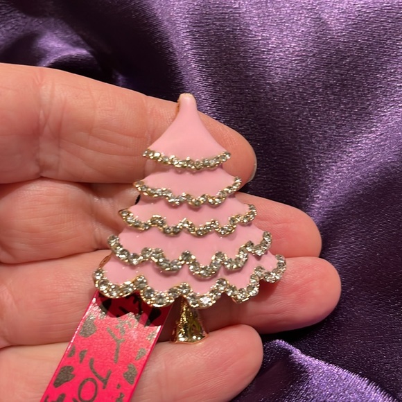 NWT Betsy Johnson Retro pink enamel and crystal Christmas Tree Brooch. - Picture 2 of 4